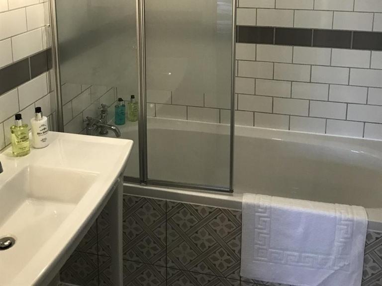 No.16 Ξενοδοχείο Seaham Εξωτερικό φωτογραφία A shower enclosure with a sliding door