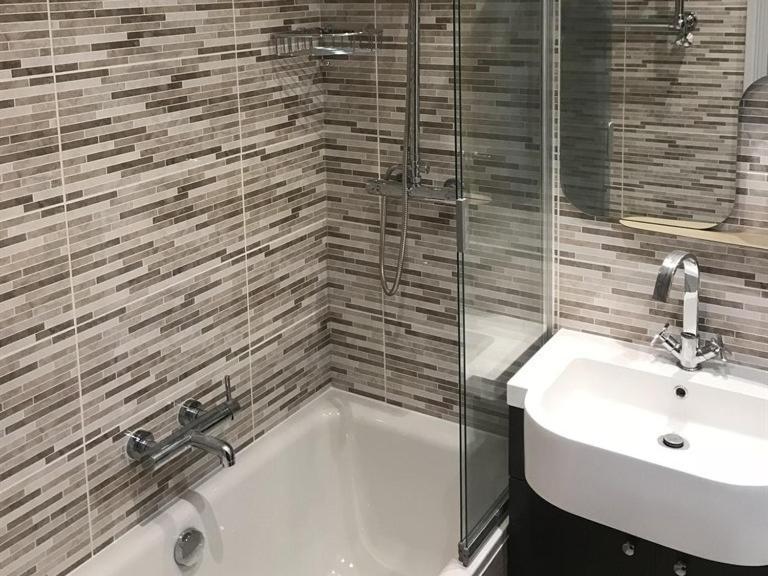 No.16 Ξενοδοχείο Seaham Εξωτερικό φωτογραφία Bathroom with shower enclosure