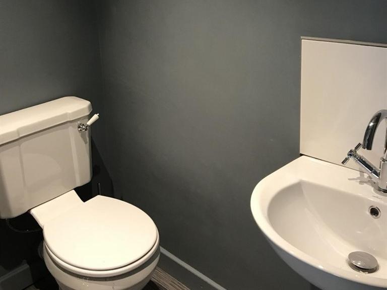 No.16 Ξενοδοχείο Seaham Δωμάτιο φωτογραφία A modern toilet and sink