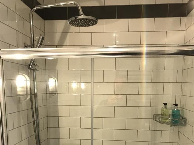 No.16 Ξενοδοχείο Seaham Δωμάτιο φωτογραφία A shower