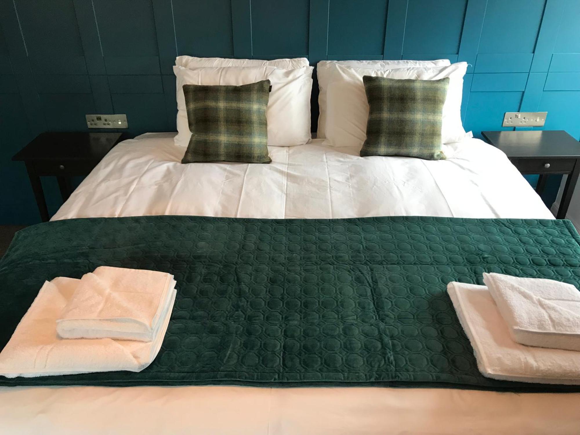 No.16 Ξενοδοχείο Seaham Δωμάτιο φωτογραφία A bed with a bed runner